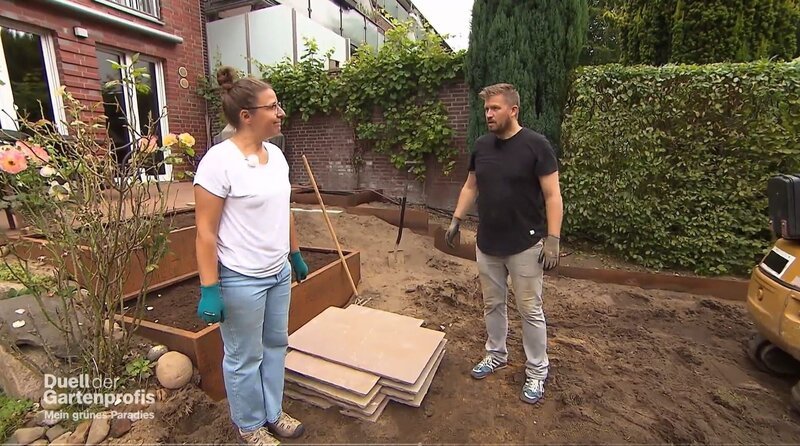 Kristin und Arne Maibohm haben ein Reihenmittelhaus in Hamburg. Der kleine Garten dazu ist auch noch abschüssig und lässt sich deshalb kaum nutzen. Die beiden Gartenprofis Sebastian Burggraf und Frank Riese haben Ideen, wie der Garten zum Raumwunder werden könnte. Das Konzept, für das sie sich entscheiden, müssen die Maibohms aber selbst umsetzen. – Bild: ZDF und Gunther Weber