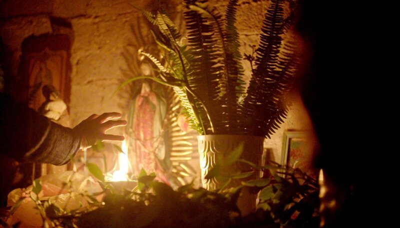 Im Hochland von Mexiko werden seit Jahrtausenden Krankheiten mit halluzinogenen Pilzen behandelt. Eine Zeremonie dauert mehrere Stunden (hier eine Zeremonie in Huautla, Oaxaca) – Bild: SWR