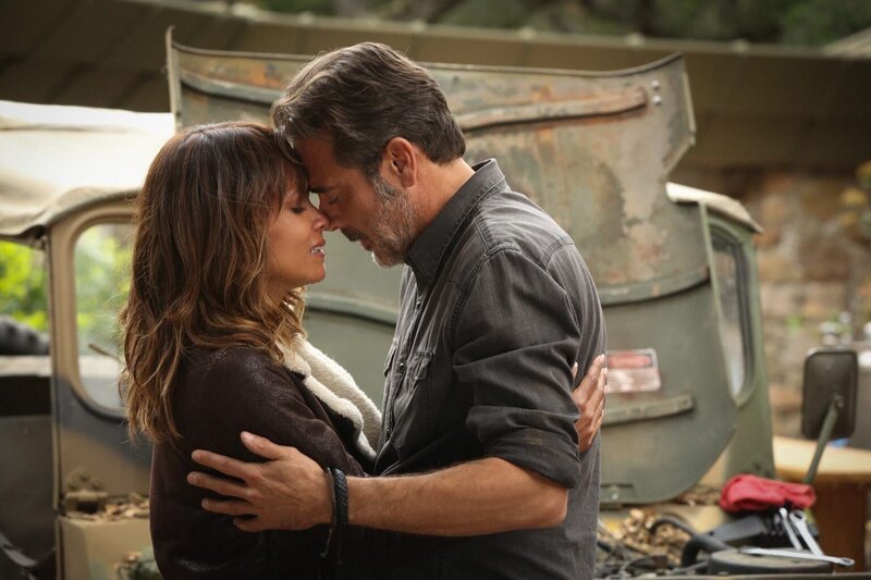 Molly (Halle Berry, l.) und JD (Jeffrey Dean Morgan, r.) ahnen nicht, wie schnell sich die Regierung an ihre Fersen heftet … – Bild: 2015 CBS Broadcasting Inc. All Rights Reserved. Lizenzbild frei