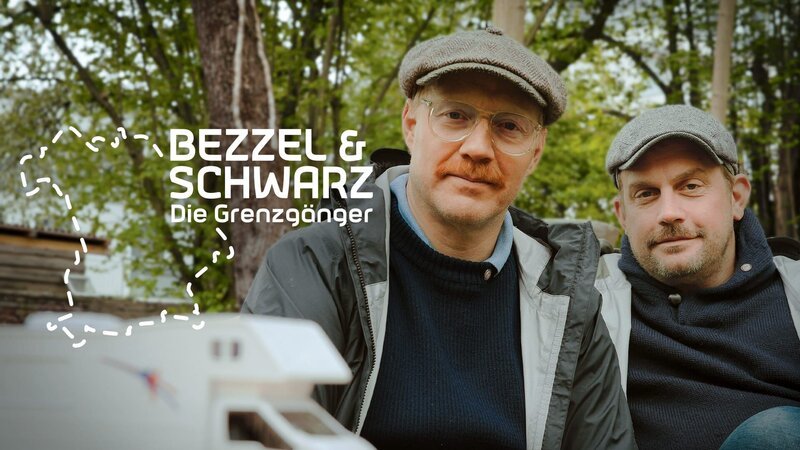 Key Visual Sendereihenbild mit Typo zu „Bezzel & Schwarz – Die Grenzgänger“. Sebastian Bezzel (rechts) und Simon Schwarz (links), bekannt aus den Eberhoferkrimis, begeben sich auf Entdeckungstour in alle vier Himmelsrichtungen Bayerns. Dabei teilen sich die beiden Freunde ein Wohnmobil – Tag und Nacht – und treffen in jeder Folge auf spannende Grenzgängerinnen und Grenzgänger: Menschen, die ihr Leben neu in die Hand genommen haben, sich für andere engagieren und ihrer Leidenschaft folgen. – Bild: BR /​ strandgutmedia GmbH