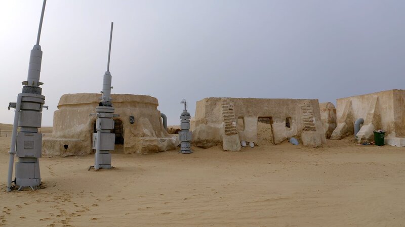 Am 22. März ruft George Lucas hier in Tunesien erstmals „Action“. Das Dorf Ksar Ouled Soltane verkörpert Tatooine, Luke Skywalkers Heimatplaneten. – Bild: Beyond Entertainment Limted/​ WeltN24 GmbH