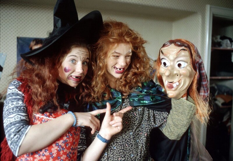 Lisa und Hexe verkleidet als Hexen. – Bild: NDR/​NDR/​Televersal