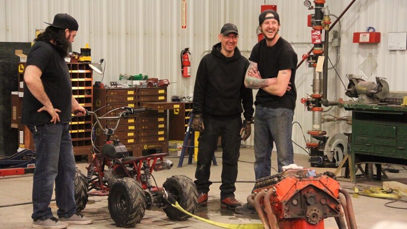 Clint Greathouse, Alex Packard, and Gary Stein talk about the minibike in the shop. – Bild: Discovery Channel /​ Discovery Communications