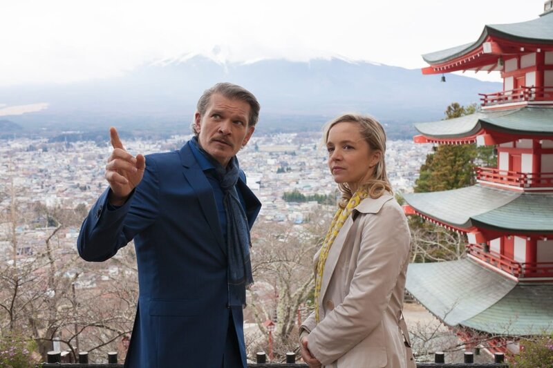 Die Lektorin Saskia Fährmann (Johanna Klante) hat an Bord den Bestseller-Autor Hendrik Claasen (Götz Otto) getroffen, der ein wichtiger Neuzugang für den Verlag wäre. Zusammen mit ihm begibt sie sich auf den Landausflug. – Bild: ZDF und Dirk Bartling