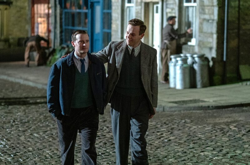 James Herriot (Nicholas Ralph) mit Tristan Farnon (Callum Woodhouse, r). – Bild: WDR/​Playground Television UK Ltd & all3media international