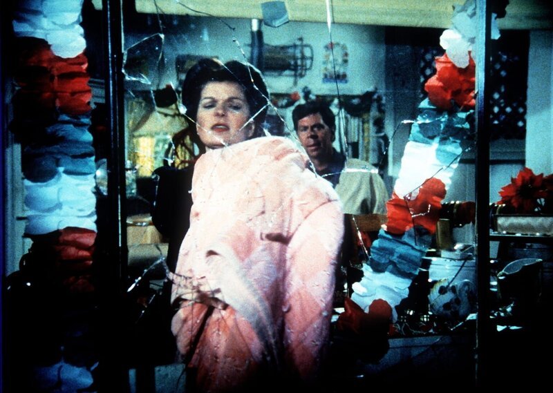 Ike (Joe Conley, r.) und Corabeth (Ronnie Claire Edwards, l.) sind entsetzt: Jemand hat in ihrem Laden eine Scheibe eingeschlagen. – Bild: WARNER BROS. INTERNATIONAL TELEVISION