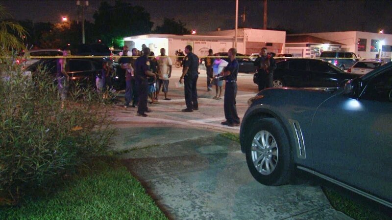 Polizeibeamter am Tatort im Gespräch mit der Menge. – Bild: RTL NITRO /​ ITV Studios