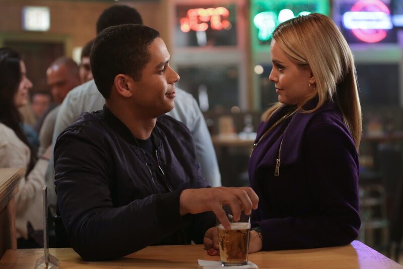 Charlie Barnett als Peter Mills und Mena Suvari als Isabella. – Bild: HBO