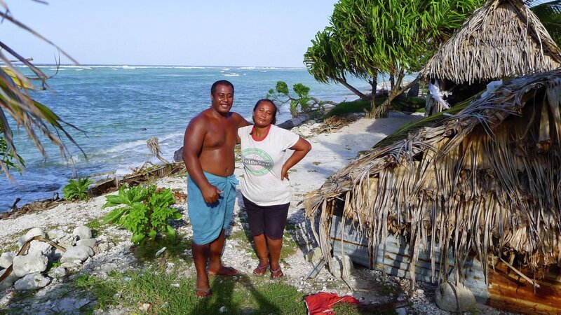 Iotobina Terieta Tekatawa und ihr Mann Kaata Buentetake vor ihrer Hütte direkt am Meer, im Südsee-Staat Kiribati. Der Anstieg des Meeresspiegels aufgrund des weltweiten Klimawandels wird für die beiden zunehmend zur Gefahr. – Bild: ZDF und SRF