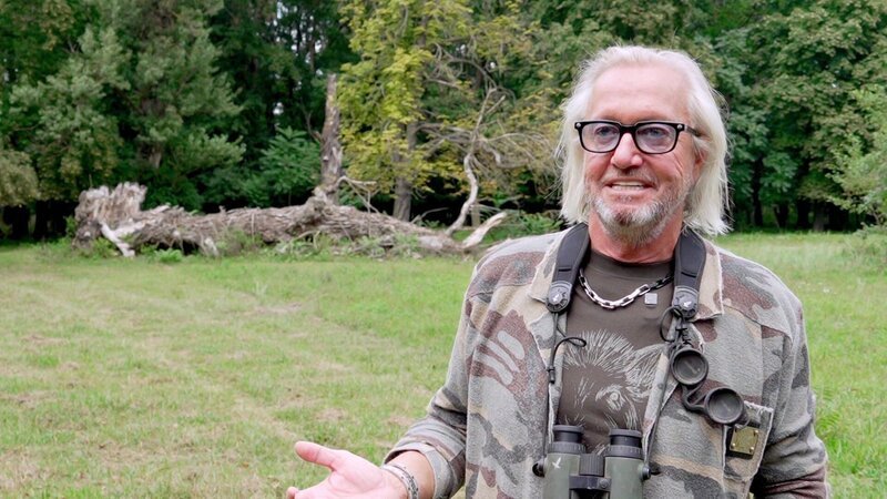 Die Geissens folgen der Einladung einer echten Prinzessin. Was nach einem Märchen klingt, wird schnell dramatisch, denn sie sollen an einer Jagd teilnehmen. Die Geiss-Damen verzichten gerne auf die Jagd, Robert hingegen ist begeistert. – Bild: RTLZWEI