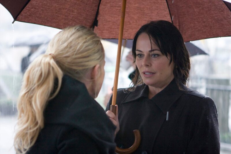 Retribution“ -- Pictured: (l-r) Paula Malcomson as Amanda Graystone, Polly Walker as Clarice WIllow -- Photo by: Eike Schroter/​Syfy – Bild: 2009 Universal Network Television LLC ©SYFY Photocredit Mandatory, Editorial Use Only, NO archive, NO Resale