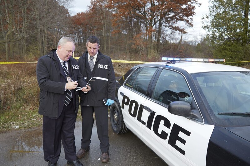 Nachstellung: Polizisten – Bild: Saloon Media