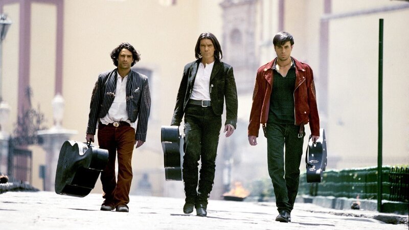 Fideo (Marco Leonardi, li.), El Mariachi (Antonio Banderas) und Lorenzo (Enrique Iglesias, re.) – Bild: RTL II