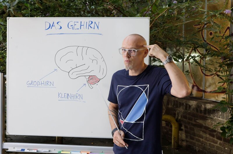 Indem der tierische Nachwuchs die Erwachsenen neckt, erkunden Tierkinder spielerisch, wie weit sie gehen können. Woher der Drang zum Spiel kommt und welcher Sinn hinter der Lust am Unsinn steckt – das weiß Thomas D bei Wissen vor acht – Natur. – Bild: ARD/​Dirk Borm