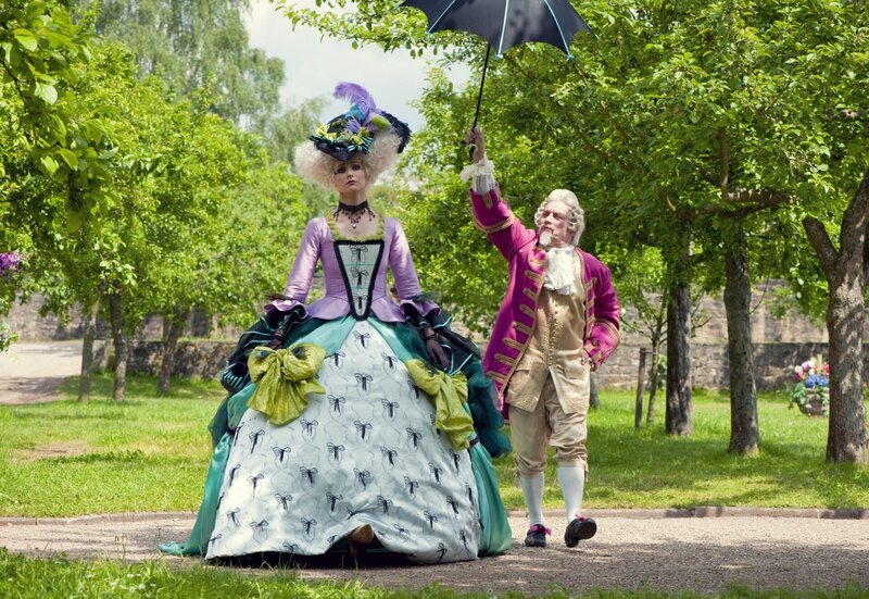 Prinzessin Zilly (Teresa Weißbach) mit einem Pagen. – Bild: HR/​Katrin Denkewitz