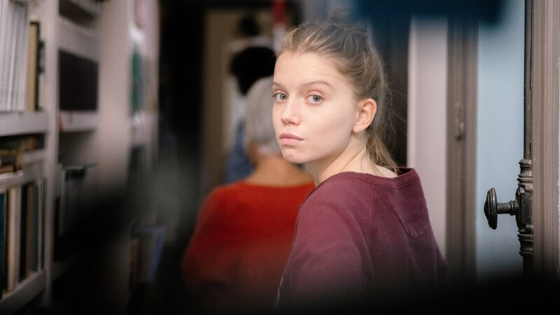 Anya (Eden Ducourant, r.) ist bei ihrer Großmutter Élisabeth (Frédérique Tirmont, l.) in Paris. – Bild: ZDF und DENIS MANIN