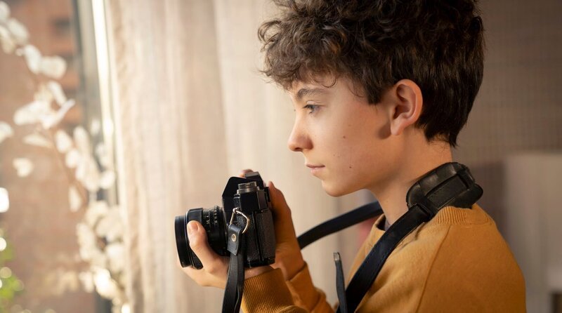 Der junge Alexander Jaromin (Fabian Ziems) ist ein begeisterter Fotograf. – Bild: WDR/​EIKON/​Thomas Kost