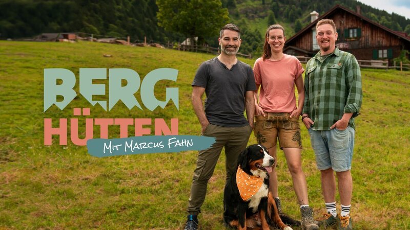Key Visual/​Cover Sendereihenbild mit Typo zu „Berghütten mit Marcus Fahn“ mit Moderator Marcus Fahn (links) auf der Alpe Obere Kalle mit Pächter Lisa und Christoph vor der Hütte. – Bild: Matthias Schwinn