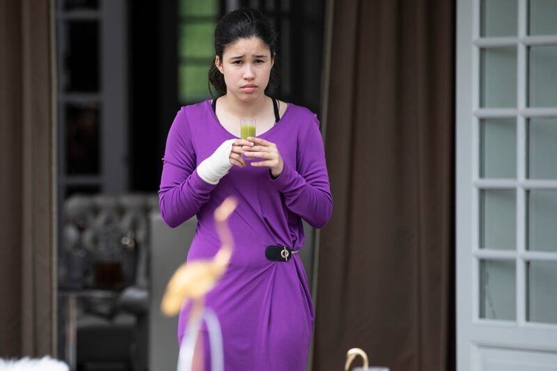 Hunter (Gina Spadaro) fühlt sich unwohl bei Familie van der Kraaij. – Bild: WDR/​The Storytellers Film & TV/​Elvin Boer