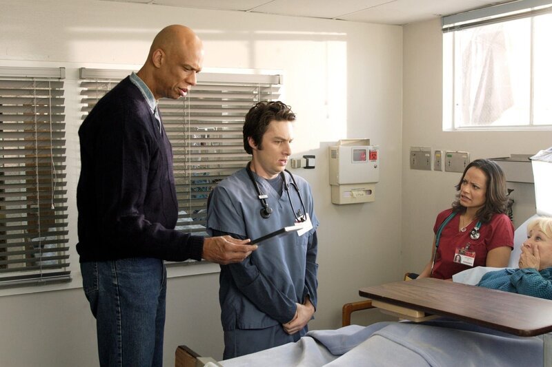 „Scrubs – Die Anfänger“, „Mein Schützling.“ J.D. kann Assistenzarzt Keith nicht ausstehen, der ekelhaft perfekt ist und zudem eine Affäre mit Elliot hat. Er lässt keine Möglichkeit aus, dem Konkurrenten Fehler unterzuschieben und schreckt nicht einmal davor zurück, Keiths Kündigung zu verlangen. Inzwischen fühlt sich Dr. Kelso von einem Vogel gestört, der im Krankenhaus zu nisten begonnen hat. Der Hausmeister soll das Tier entfernen, bringt es jedoch nicht übers Herz. Im Bild (v.li.): Karim Abdul-Jabbar (Karim Abdul-Jabbar), Zach Braff (John ‚J.D.‘ Dorian), Judy Reyes (Carla Espinosa), Michaela Learned (Mrs. Wilk). – Bild: ORF/​Disney/​Paul Drinkwater
