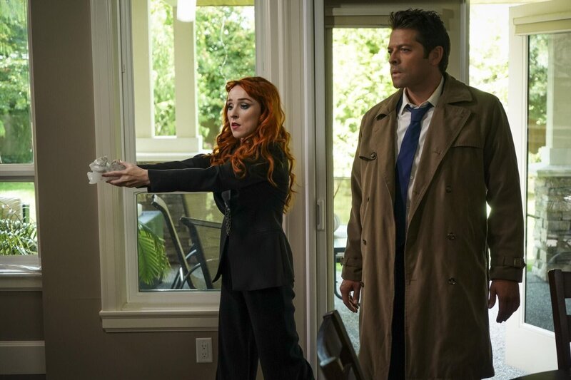 Rowena (Ruth Connell, l.) Castiel (Misha Collins, r.) – Bild: Warner Brothers /​ Colin Bentley