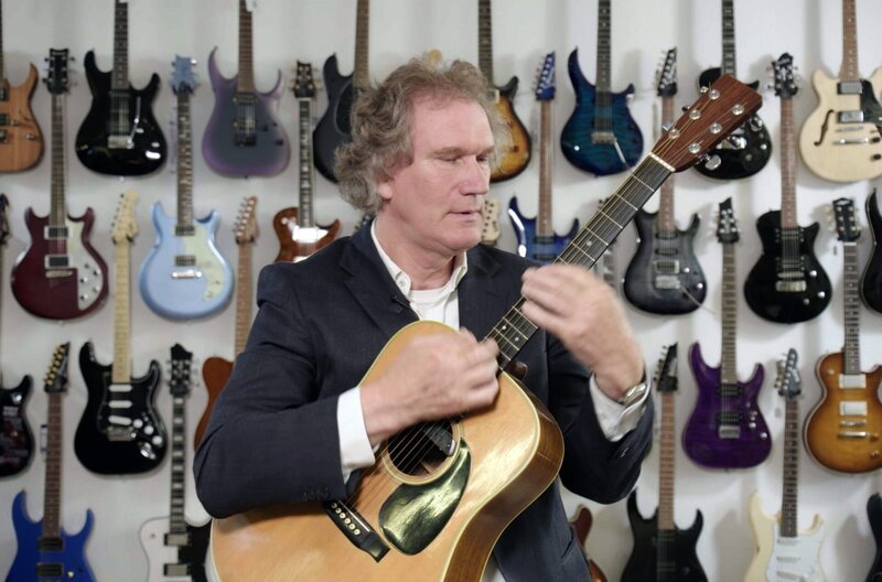 Was braucht es für einen guten Popsong, und wie haben The Weeknd es vollbracht? Volkmar Kramarz spielt die vier Akkorde des Erfolgs auf der Gitarre an. – Bild: BR/​arte