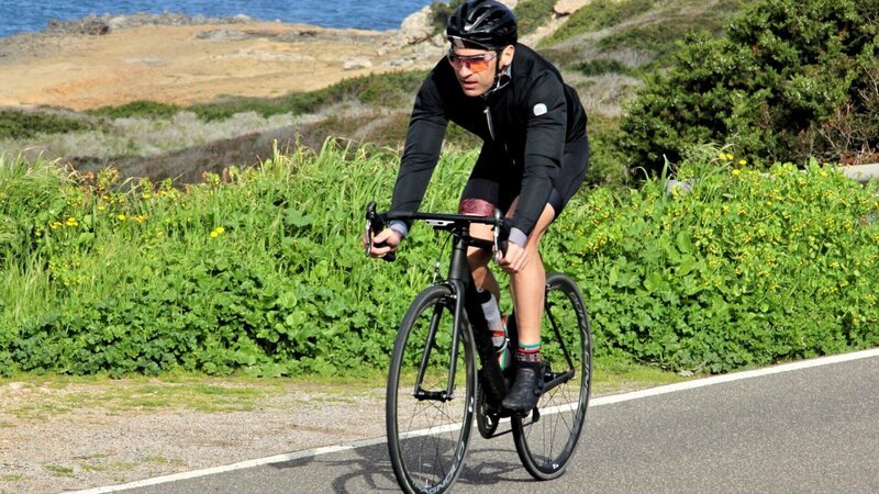 Giovanni Lamieri fährt eine seiner absoluten Lieblingsstrecken: 60 Kilometer von Alghero über Bosa nach Tinnura. – Bild: ZDF und SWR/​RBB