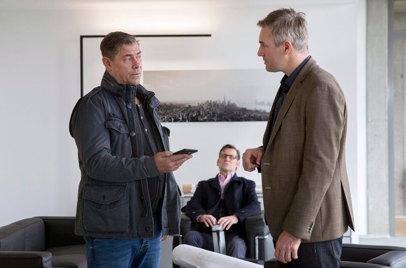 Finn (Sven Martinek, l.) und Lars (Ingo Naujoks, M.) befragen Torsten Fahrig (Ben Braun, r.), den Verlobten des Opfers. – Bild: WDR/​ARD/​Georges Pauly
