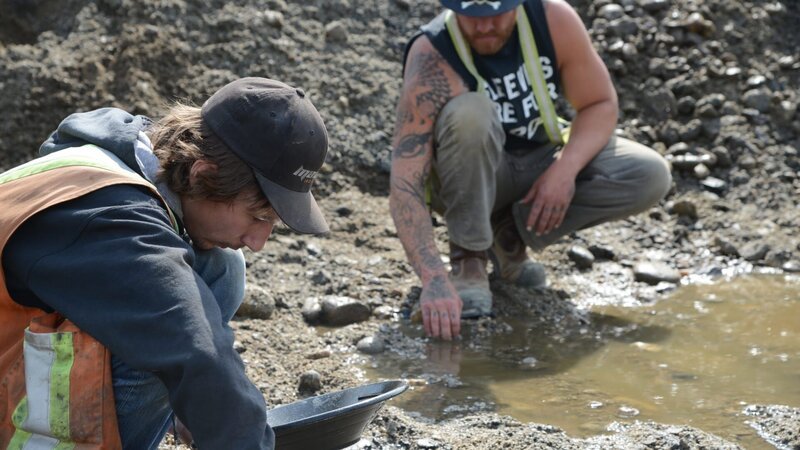 Parker Schnabel and Rick Ness gold panning. – Bild: DMAX