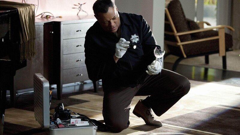 Die Spuren am Tatort weisen zunächst auf einen brutalen Mord hin, doch Ray Langston (Laurence Fishburne) kommen erste Zweifel: War der Mord nur inszeniert? – Bild: MG RTL D /​ CBS