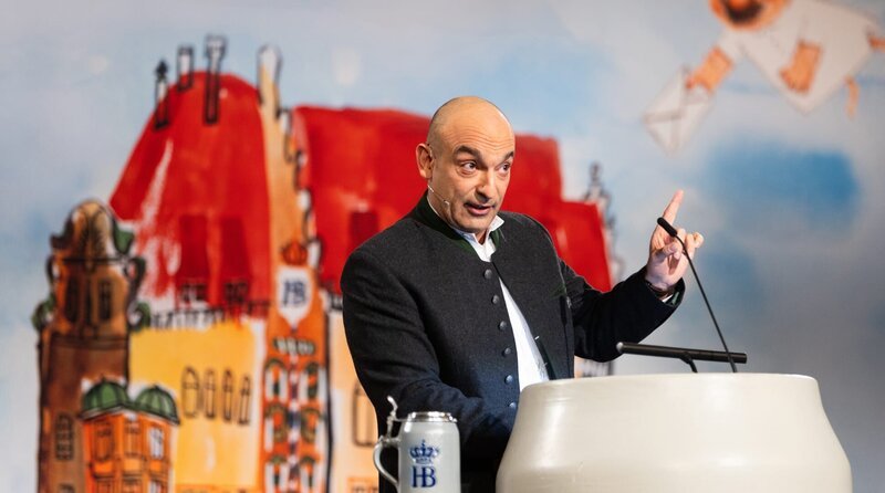 Es ist wieder Zeit für den Maibockanstich im berühmtesten Wirtshaus der Welt. Mit dem Anzapfen des ersten Fasses Maibock wird die Starkbier-Saison eröffnet. Dabei geht es mit einer ordentlichen Portion Politiker-Derblecken traditionell zünftig zu. Aber Bayerns Volksvertreterinnen und -vertreter nehmen es natürlich mit Humor, wenn Kabarettist Django Asül wieder ordentlich über sie spöttelt. – Bild: BR/​Raphael Kast