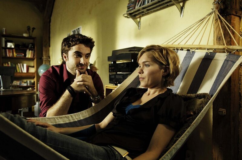 Vic (Anna Kubin, r.) schüttet Björn (Oliver K. Wnuk, l.) ihr Herz aus …; Vic (Anna Kubin, r.) schüttet Björn (Oliver K. Wnuk, l.) ihr Herz aus – Bild: ProSieben / Gordon Mühle Vic (Anna Kubin, r.) schüttet Björn (Oliver K. Wnuk, l.) ihr Herz aus …; Vic (Anna Kubin, r.) schüttet Björn (Oliver K. Wnuk, l.) ihr Herz aus – Bild: ProSieben / Gordon Mühle