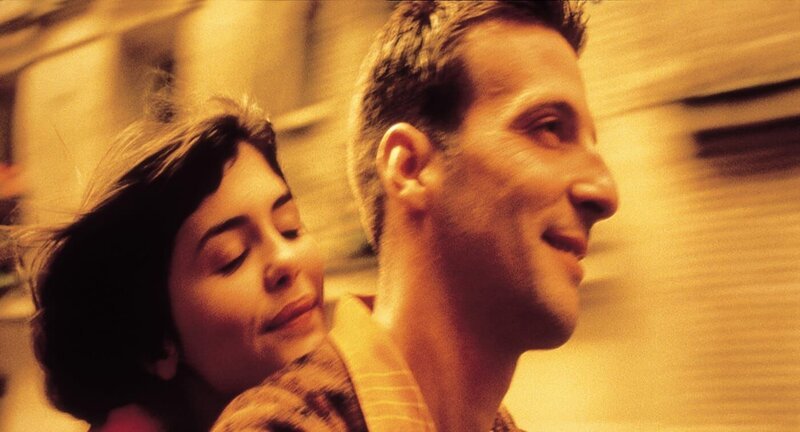 Amélie (Audrey Tautou) und Nino, der weggeworfene Passbilder sammelt. – Bild: Prokino Filmverleih GmbH Amélie (Audrey Tautou) und Nino, der weggeworfene Passbilder sammelt. – Bild: Prokino Filmverleih GmbH