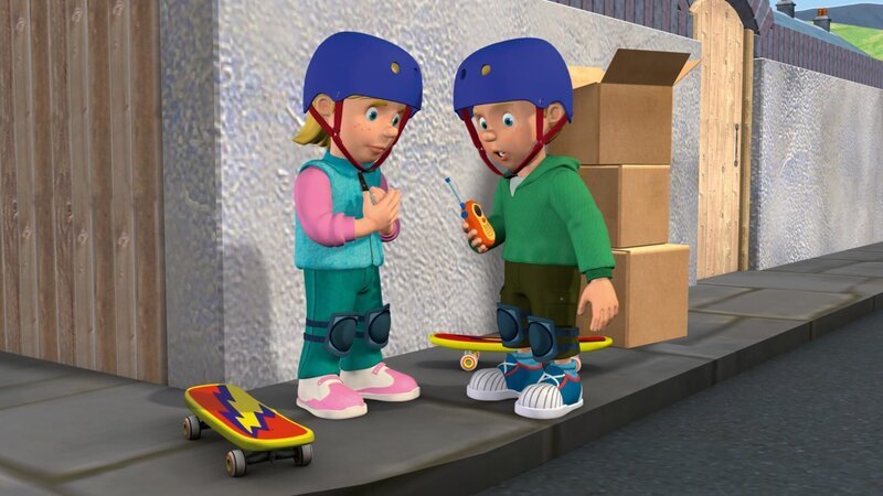 James kann mit seinem Funkgerät den Funkverkehr der Feuerwehr abhören. – Bild: KI.KA/​HIT Entertainment