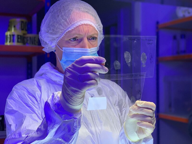 Der forensiker sieht sich die fingerabdrücke an – Bild: Crime + Investigation /​ Spun Gold TV production