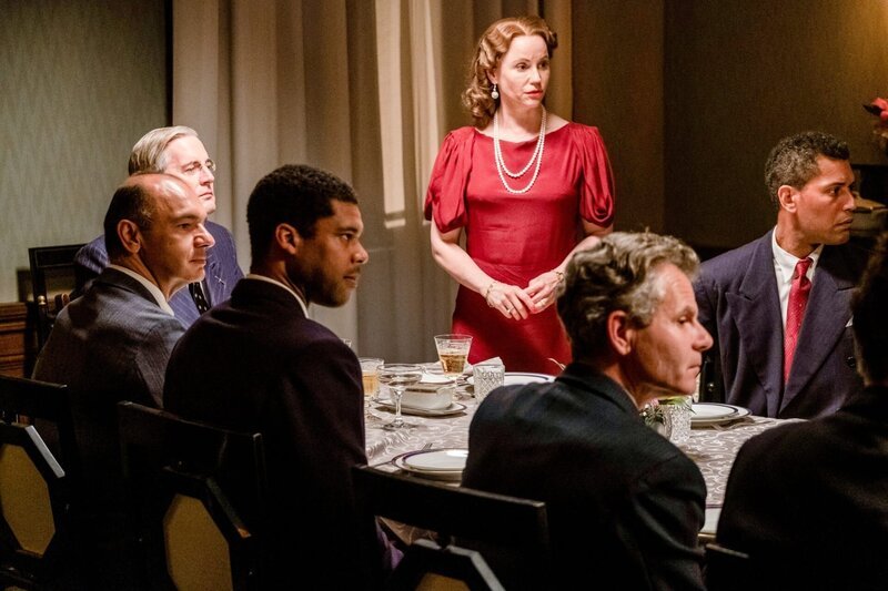 Märtha (Sofia Helin, mi.) überrascht Franklin (Kyle MacLachlan, li.) und ihre anderen Gäste mit einem unerwarteten Ehrengast. – Bild: ORF/​Beta Film/​Dusan Martincek