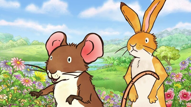 Die kleine Feldmaus möchte dem kleinen braunen Hasen dringend die allerschönste Blume aller Zeiten zeigen, die sie auf einer Wiese entdeckt hat. – Bild: KiKA/​SLR Productions Australia Pty.Ltd./​Scrawl Studios Pte Ltd./​hr/​ARD