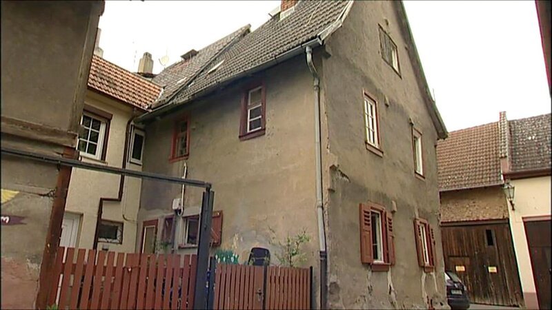 Darren und Melanie erstehen für 30.000 Euro ein renovierungsbedürftiges Haus. Nach einem Streit mit Melanies Eltern musste die junge Familie kurzerhand auf die Baustelle ziehen. – Bild: RTL II