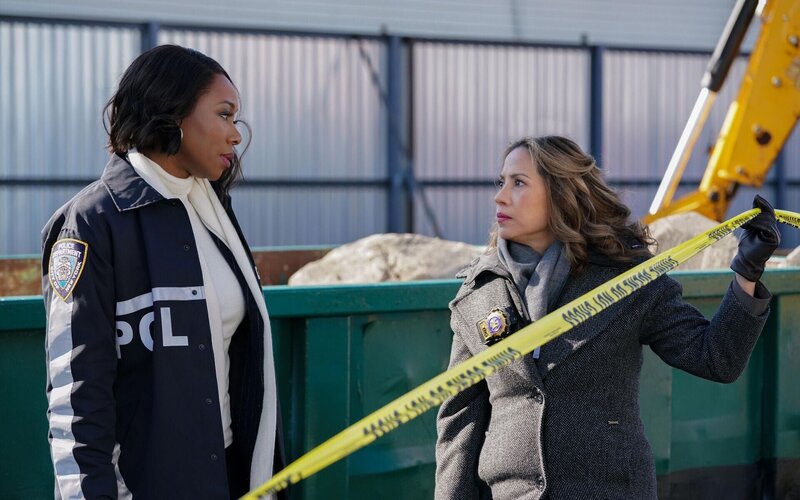 Deputy Inspector Regina Haywood (Amanda Warren, l.); Detective Crystal Morales (Elizabeth Rodriguez, r.) – Bild: CBS Broadcasting, Inc.