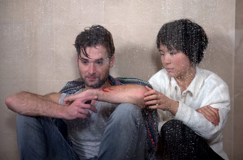 Ellen (Yun Huang, r.) ist erleichtert, als sie sieht, dass Simon (Thore Lüthje, l.) nur leicht verletzt ist. – Bild: ARD/​Nicole Manthey