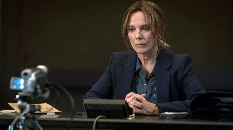 BKA-Ermittlerin Hanne Lay (Desirée Nosbusch) beim Verhör des getarnten BND-Informanten Curveball. – Bild: WDR/​EIKON Media GmbH/​Thomas Kost