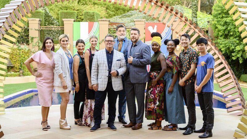 v.l.n.r.: Team Griechenland (Dezi & Penny), Team Italien (Teresa & Michelle), Juroren Gary Mehigan, Matt Preston und Manu Feildel, Team Kamerun (Ashley & Kelly) und Team Vietnam (Thanh & Duncan) – Bild: RTL /​ © 2020 Seven Network (Operations) Limited