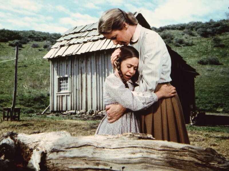 Cassandra (Missy Francis, l.) ist sehr traurig, weil ihr Bruder James im Koma liegt. Caroline (Karen Grassle, r.) versucht, sie zu trösten. – Bild: Worldvision Lizenzbild frei