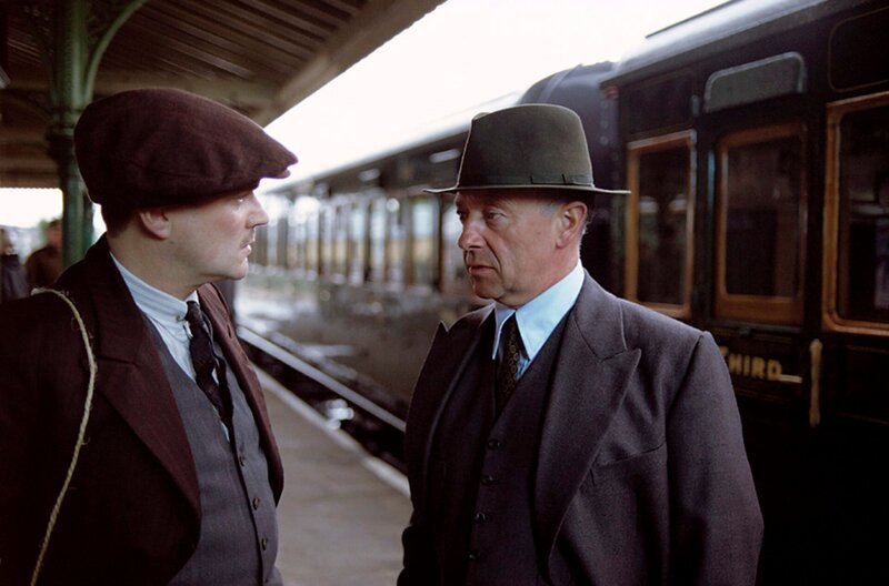Mr. Cooper (l, Ian Puleston Davies) und Inspector Foyle (Michael Kitchen) – Bild: WDR/​Acorn Media Group, Inc.