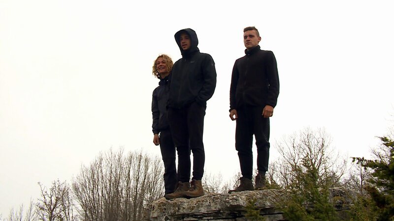 Die Jungs versuchen sich zu orientieren, aber in in dieser Steinwüste ist das nicht so einfach. – Bild: hr/​E+U TV Film- und Fernsehproduktion