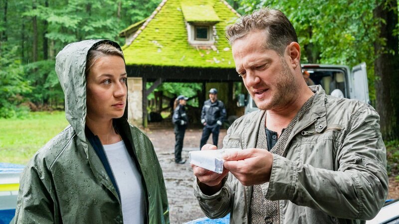 Dr. Theresa Wolff (Nina Gummich) übergibt Hauptkommissar Bruno Lewandowski (Aurel Manthei) einen Ring, der bei der Leiche gefunden wurde. – Bild: ZDF und Steffen Junghans