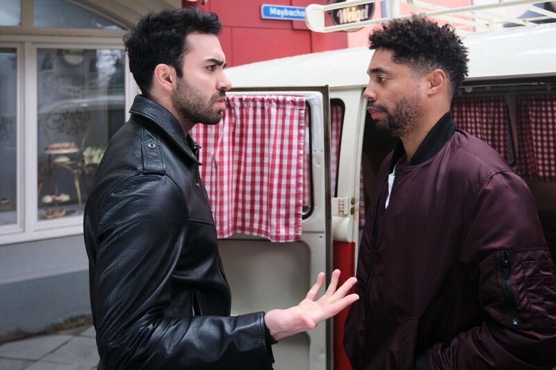 Baris (Metehan Demiröz, l.) bereitet sich darauf vor, sich an Stella heranzuspielen. Rechts Theo (Julius Dombrink) – Bild: RTL /​ Stefan Behrens