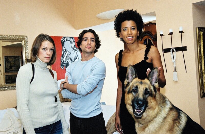 Niki (Elke Winkens, l.), Marc (Alexander Pschill, M.) und Rex besuchen die Radiomoderatorin Nina (Arabella Kiesbauer, r.) in ihrer Wohnung. – Bild: SAT.1 /​ Ali Schafler