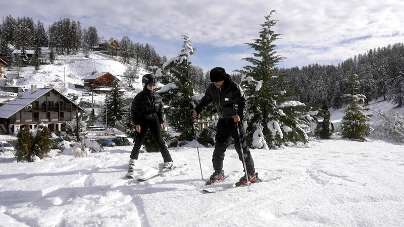 Davina und Shania laden ihre Freunde zum Ski-Ausflug ins Chalet nach Valberg ein. Für Ozan wird es die Premiere auf Skiern! Während in Monaco der Sommer in vollem Gange ist, wird die Gang in Valberg vom Schneetreiben überrascht. – Bild: RTLZWEI