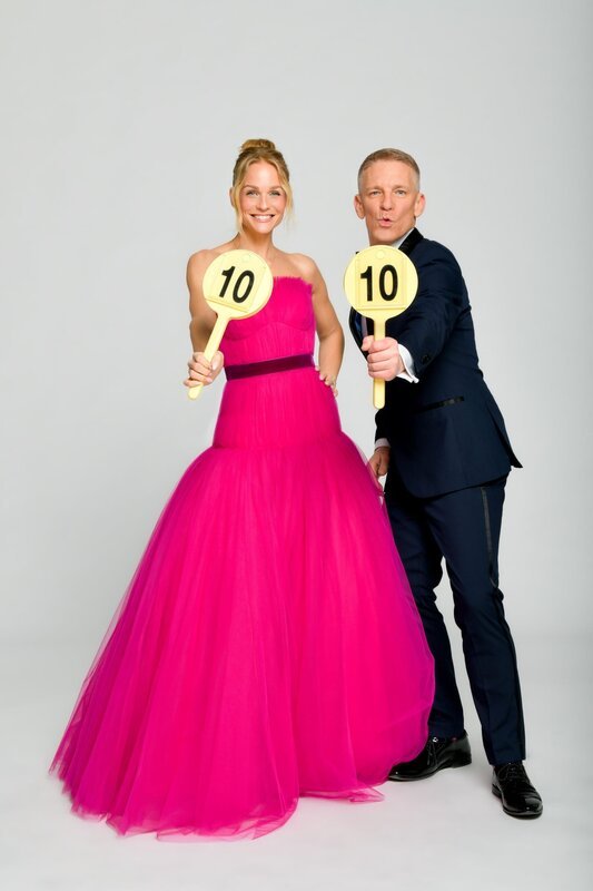 Präsentiert wird die Show von Mirjam Weichselbraun und Andi Knoll. – Bild: ORF/Thomas Ramstorfer Präsentiert wird die Show von Mirjam Weichselbraun und Andi Knoll. – Bild: ORF/Thomas Ramstorfer